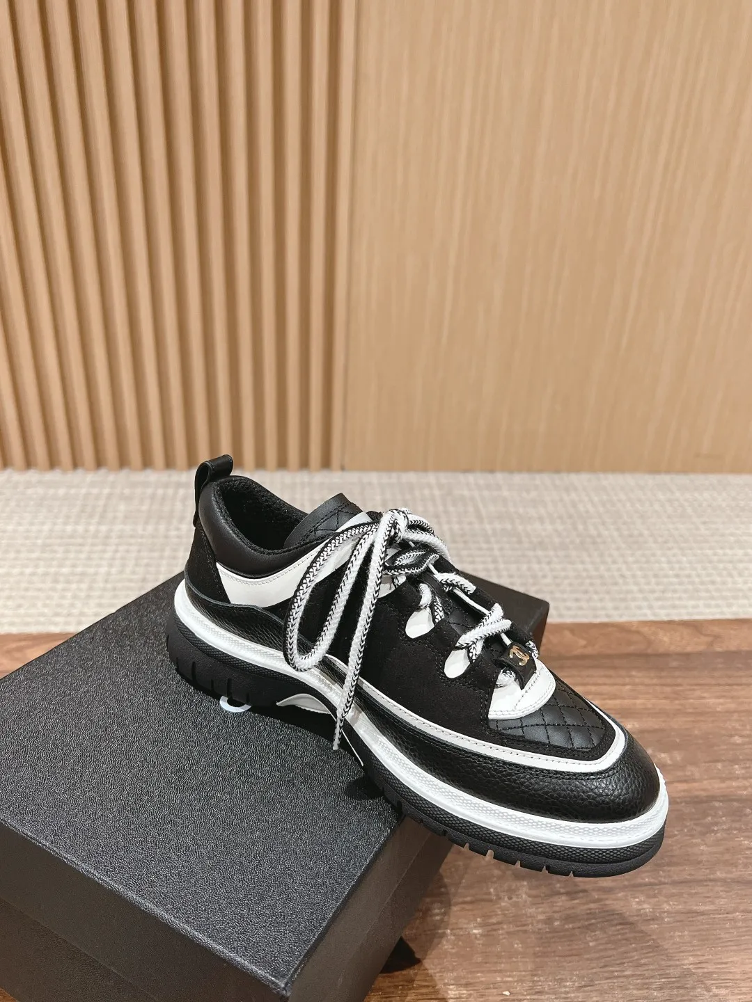 👟👟Ex-factory price 560👟👟 𝐂𝐇𝐀𝐍𝐄𝐋 Chanel’s new Milan catwalk sneakers, double C square round toe lace-up casual shoes, trendy shoes. This style is definitely Xiaoxiang’s hottest thing this season. You can’t buy this series at the counter. I wish I could weld it on my feet. It’s easy to wear and unique. It’s different from the previous style. It doesn’t have a big logo. Low-key and high-end. The light British-style square toe and the softness of the rhombus are perfectly blended together. There is a feeling that 1️⃣➕1️⃣ is greater than 3. The classic contrasting color combination is brilliant and not obtrusive. It can be paired with short skirts, shorts, denim, and trendy clothes. The sense of fashion is instantly improved by several levels. Upper: cowhide stitched with suede. Inner: breathable mesh. Sole: Original molded 𝐓𝐏𝐔 outsole Heel height: 4𝐂𝐌 Size: 35-40